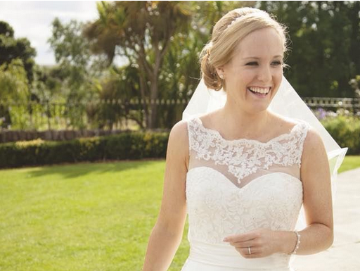 Julie Holmes Makeup-Artist