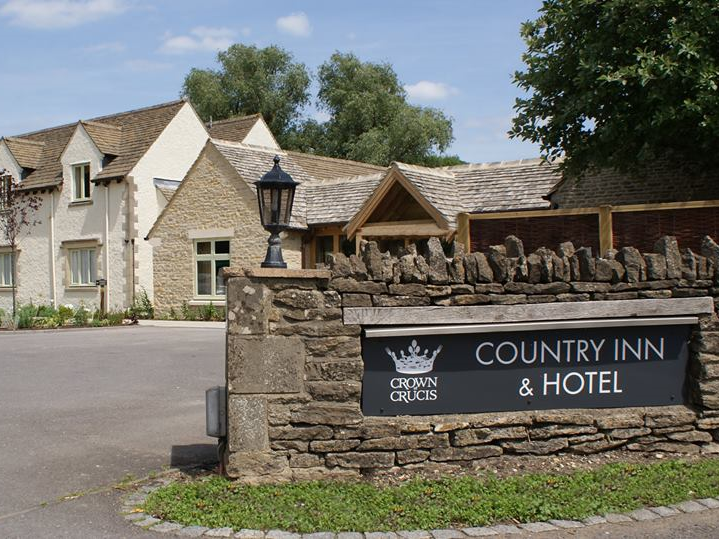 The Crown of Crucis Country Inn & Hotel
