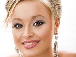 Anika Chauhan Makeup Artist